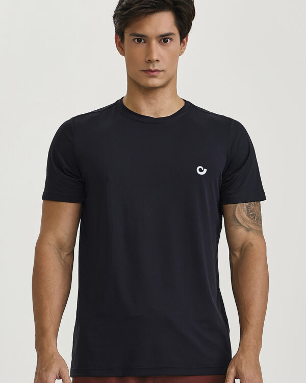 CAMISETA MASCULINA ETIQUETA NO PEITO Preto foto 01