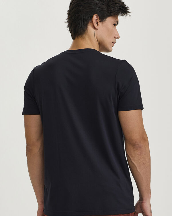 CAMISETA MASCULINA ETIQUETA NO PEITO Preto foto 02