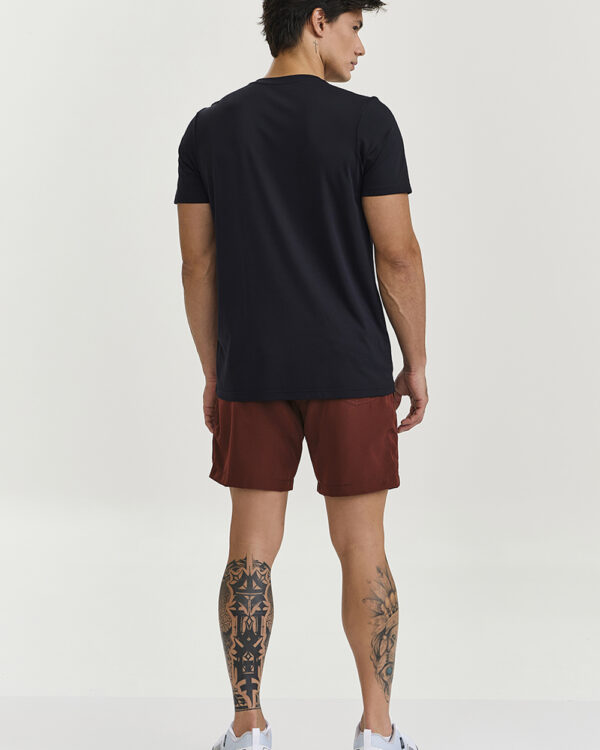 CAMISETA MASCULINA ETIQUETA NO PEITO Preto foto 04